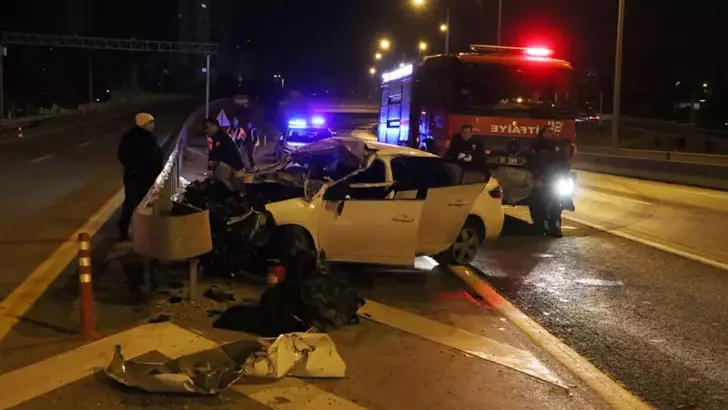 Adana’da Otomobil TIR’a Arkadan Çarptı: 1 Kişi Hayatını Kaybetti