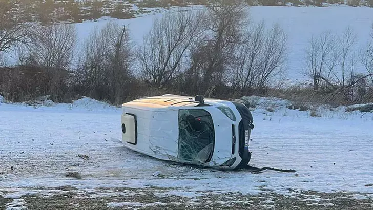 Adıyaman’da lastiği patlayan minibüs devrildi: 4 yaralı