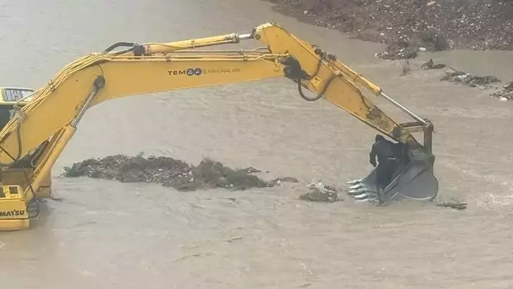 Akdeniz’de Otomobil Çaya Düştü: Mahsur Kalan Sürücü Kurtarıldı