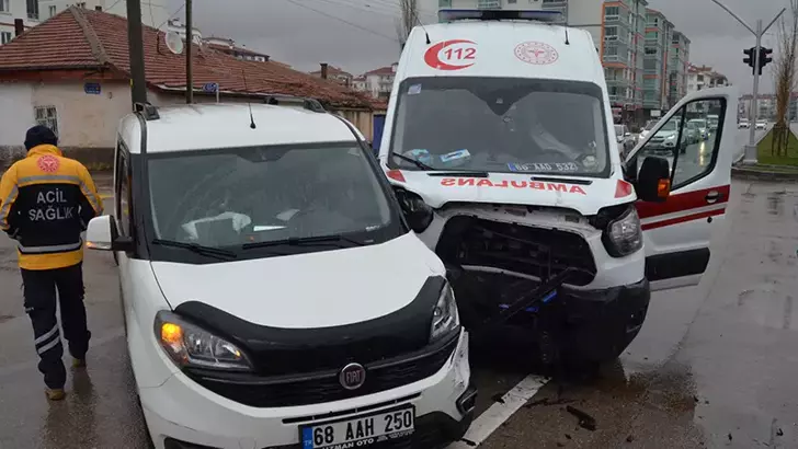 Aksaray’da Ambulans ile Hafif Ticari Araç Çarpıştı: 8 Yaralı