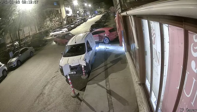 Alkollü Sürücü Park Halindeki Araçlara Çarptı, Kaza Anı Kamerada