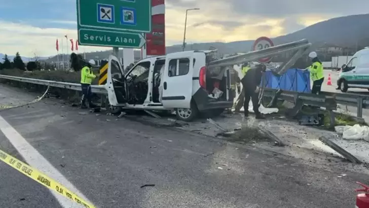 Anadolu Otoyolu’nda Feci Kaza: Bariyere Çarpan Hafif Ticari Araçta 2 Kişi Hayatını Kaybetti