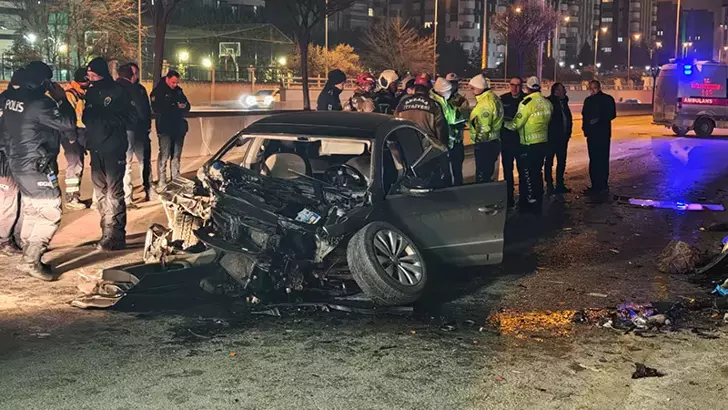 Ankara’da Otomobil Önce Bariyere Ardından Minibüse Çarptı: 1 Ölü, 2 Yaralı