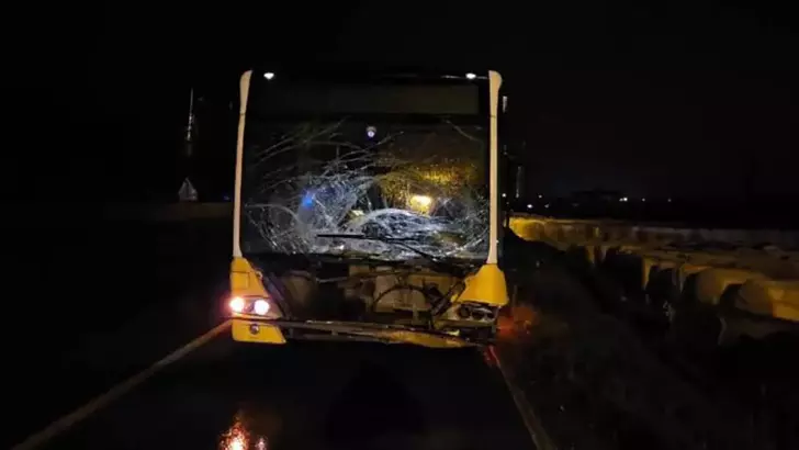 Arnavutköy’de İETT Otobüsü ile Hafif Ticari Araç Çarpıştı: 1 Ölü, 1 Yaralı