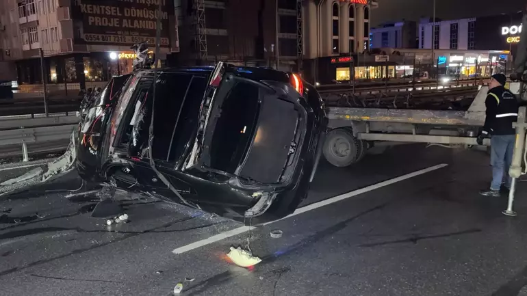 Avcılar’da otomobil aydınlatma direğine ve 3 araca çarpıp takla attı: Sürücü kaçtı