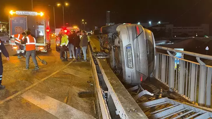 Avcılar’da Otomobil Bariyer Yanındaki Yaya Yoluna Düştü: 2 Yaralı