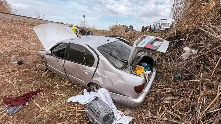 Aydın’da Otomobil Şarampole Devrildi: 2 Kişi Ağır Yaralandı