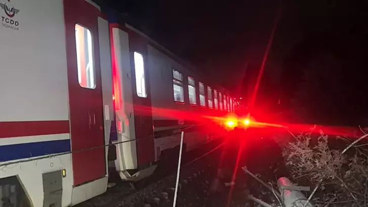 Balıkesir’de Toprak Kayması Nedeniyle Yolcu Treni Raydan Çıktı: 1 Yaralı