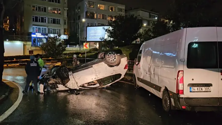 Beşiktaş’ta minibüse çarpan otomobil takla atarak caddeye uçtu: 2 yaralı