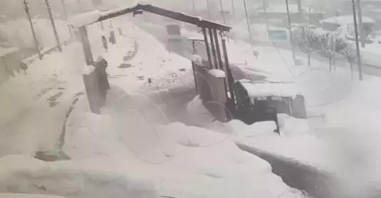 Bitlis’te Yolcu Otobüsünün Polis Kontrol Noktasına Çarptığı Kaza Kamerada: 4 Polis Yaralı