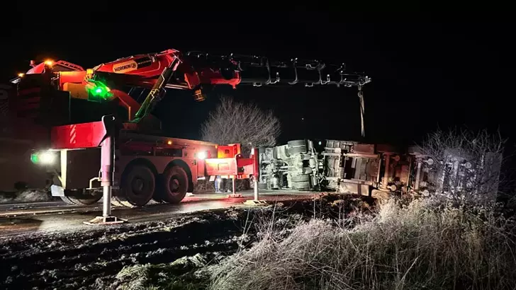 Bursa’da demir profil yüklü TIR devrildi: 1 yaralı
