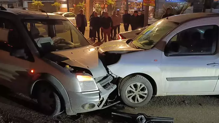 Bursa’da İki Hafif Ticari Araç Kafa Kafaya Çarpıştı: 3 Yaralı