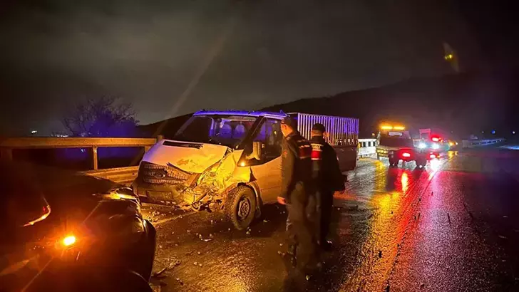Bursa’da İki Kamyonet Kafa Kafaya Çarpıştı: 1 Yaralı
