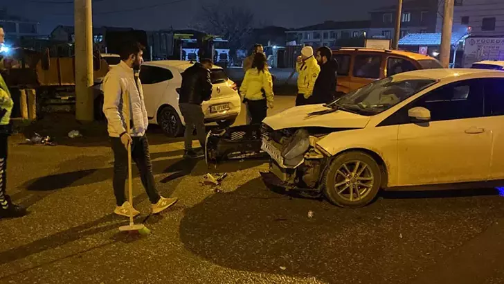 Bursa’da iki otomobil çarpıştı: 2 sürücü yaralı
