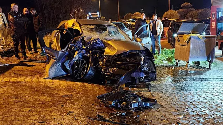 Bursa’da İki Otomobil Kafa Kafaya Çarpıştı: 3 Kişi Ağır Yaralandı