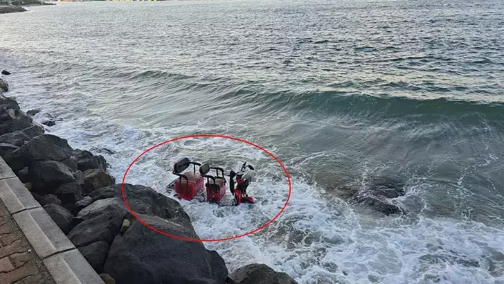 Bursa’da kontrolden çıkan elektrikli motosiklet denize düştü: 2 kişi yaralandı