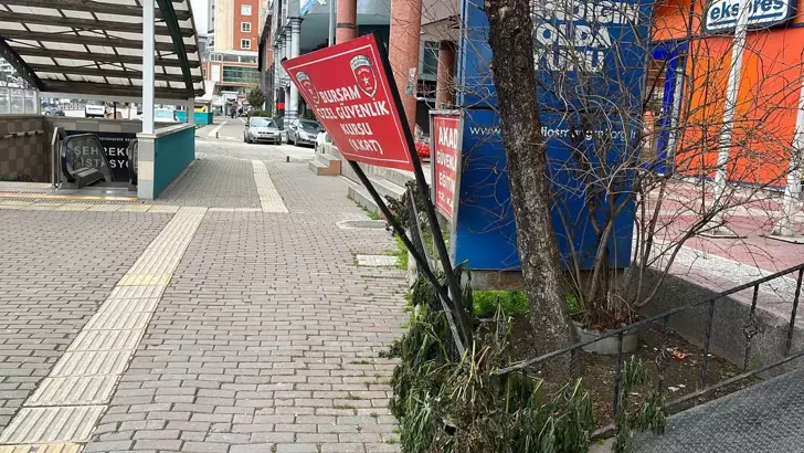 Bursa’da Lodos Etkili Oldu: Tabelalar Devrildi, Çatılar Uçtu