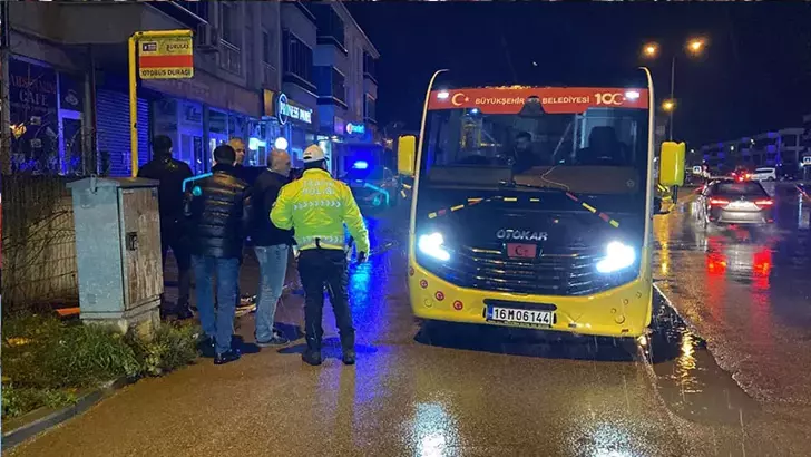 BURSA’DA YOLCU MİNİBÜSÜ ANNE VE KIZINA ÇARPTI: 2 YARALI
