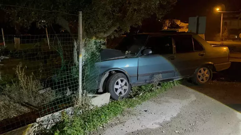 Bursa’da Zeytin Ağacına Çarpan Otomobilin Sürücüsü Yaralandı; Kaza Anı Kamerada
