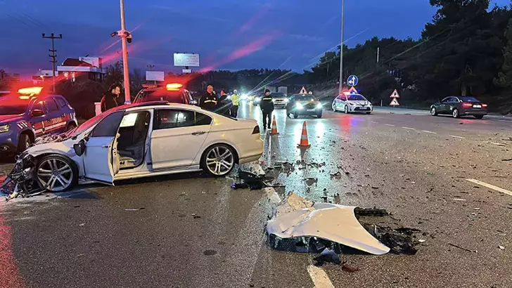 Çanakkale’de iki otomobil kavşakta çarpıştı: 1’i ağır 5 yaralı