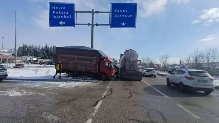Çekicinin Yandan Çarptığı Kamyondaki 2 Kişi Ağır Yaralandı