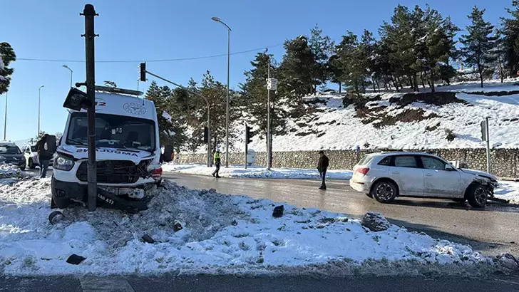 Ciple Çarpışan Ambulanstaki 2 Sağlık Çalışanı Yaralandı