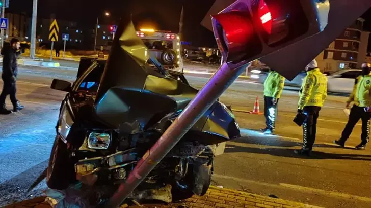 Çorum’da İki Otomobil Çarpıştı: 4 Kişi Yaralandı