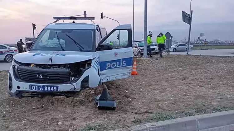 Denetleme Noktasından Kaçan Otomobille Polis Aracı Çarpıştı: 3 Polis Yaralı