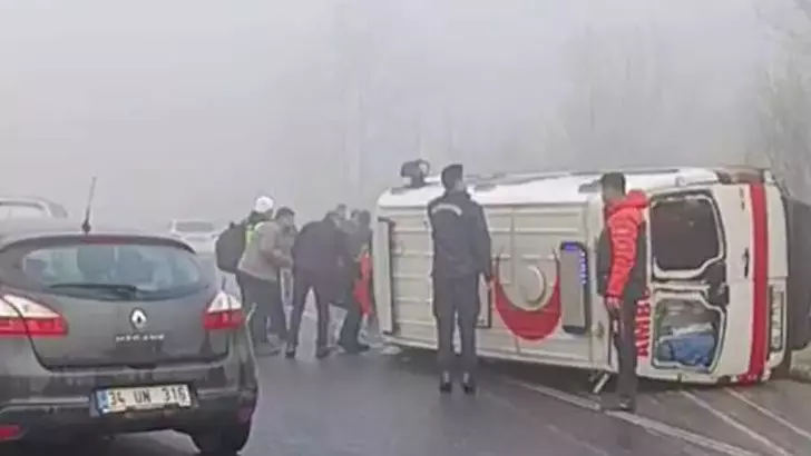 Düzce’de Ambulans Bariyerlere Çarpıp Devrildi: 2 Yaralı