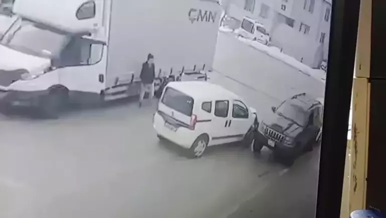 Düzce’de Araç Muayene İstasyonunda Zincirleme Kaza Kamerada: 3 Araç Hasar Gördü