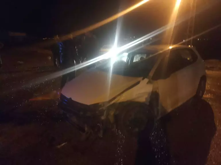 Düziçi’nde otomobil refüje ve başka bir araca çarptı: 2 yaralı