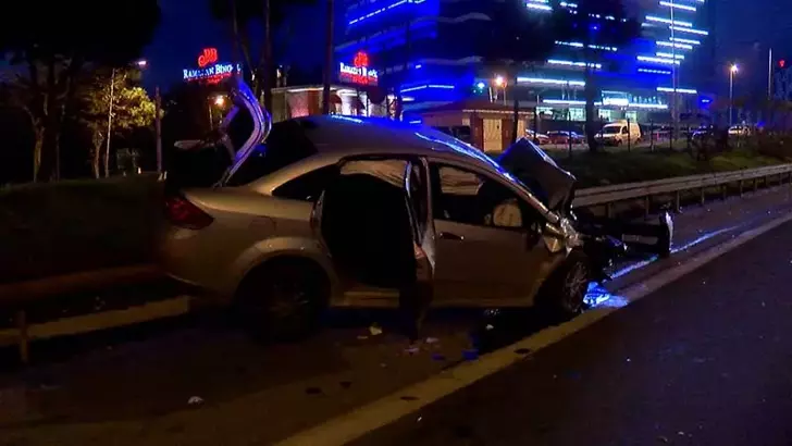 Esenler TEM Otoyolu’nda Trafik Kazası: 2 Kişi Yaralandı