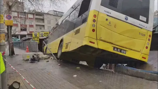 Esenler’de İETT otobüsü otoparktaki araçlara çarptı