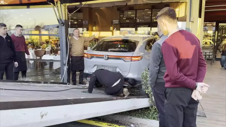 Esenyurt’ta Müzisyen Cahit Berkay’ın Kullandığı Otomobil Restorana Girdi