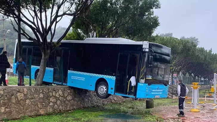 Freni Boşalan Halk Otobüsü Park Duvarında Asılı Kaldı