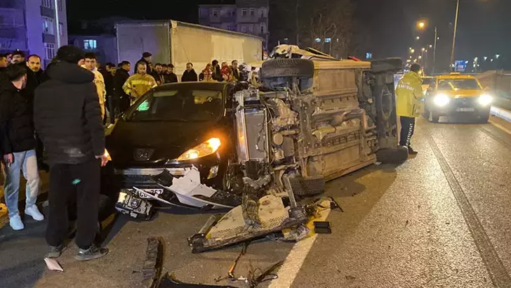 Hafif ticari araç, otomobilinin yanında bekleyen sürücü ile TIR’a çarptı: 1 kişi hayatını kaybetti, 1 kişi yaralandı