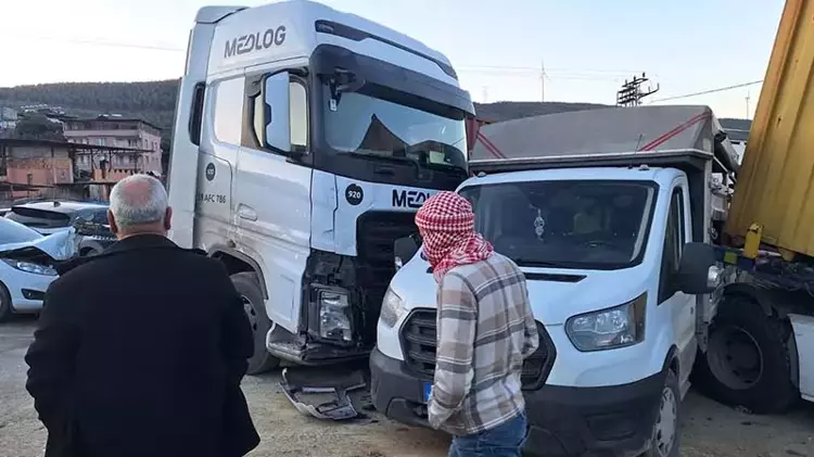 Hatay’da Buzlanan Yolda Zincirleme Kaza: 11 Yaralı