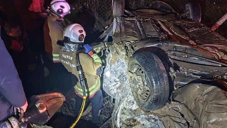 Hatay’da kavşakta iki otomobil çarpıştı: 2 kişi hayatını kaybetti, 3 kişi yaralandı