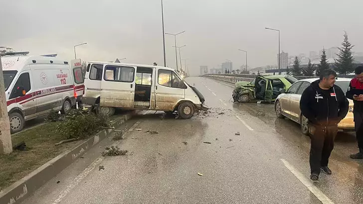 Hatay’da minibüs karşı şeride geçip otomobille çarpıştı: 1’i ağır 5 yaralı
