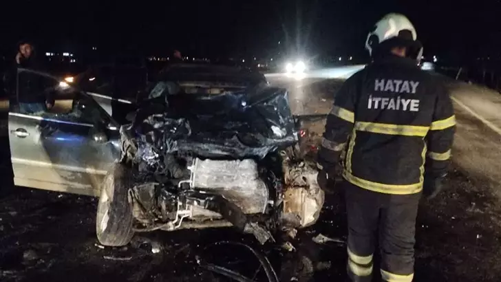 Hatay’da otomobil ile minibüs kafa kafaya çarpıştı: 1 ölü, 6 yaralı