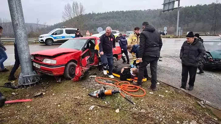 İki Otomobil Kafa Kafaya Çarpıştı: 1’i Ağır 3 Yaralı