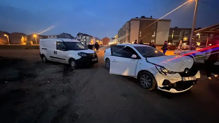 İnegöl’de Otomobil ile Hafif Ticari Araç Çarpıştı: 2 Yaralı