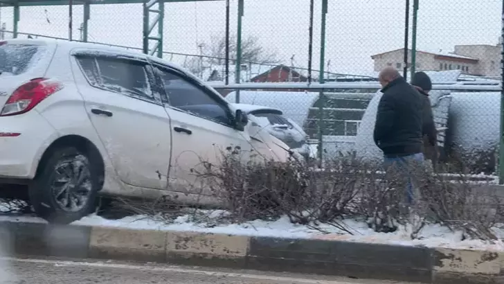 İnegöl’de Refüje Çıkan Otomobilin Sürücüsü Yaralandı