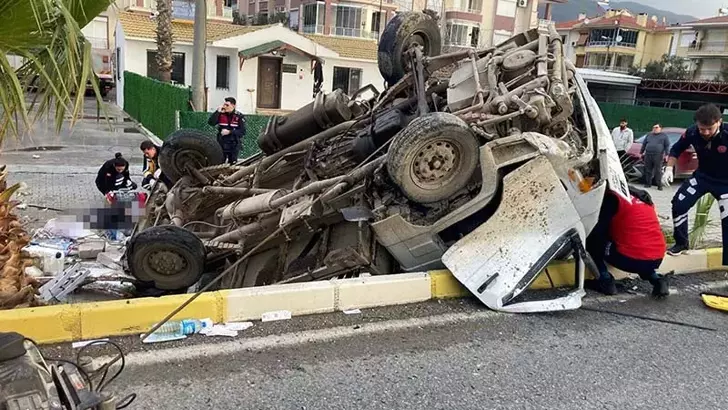 İnşaat İşçilerini Taşıyan Kamyonet Devrildi: 2 Ölü, 1 Ağır Yaralı