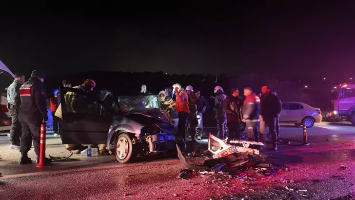 İzmir’de İki Otomobil Çarpıştı: 2’si Ağır 6 Yaralı