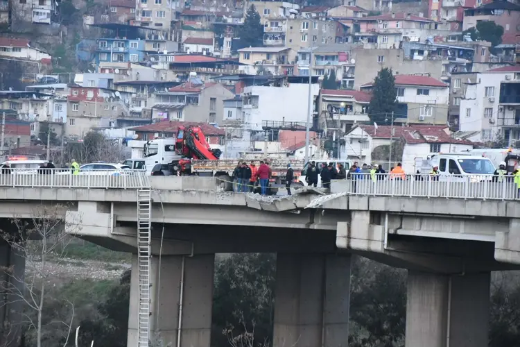 İzmir’de TIR, Hafif Ticari Araca Çarpıp Viyadükten Düştü: 3 Yaralı