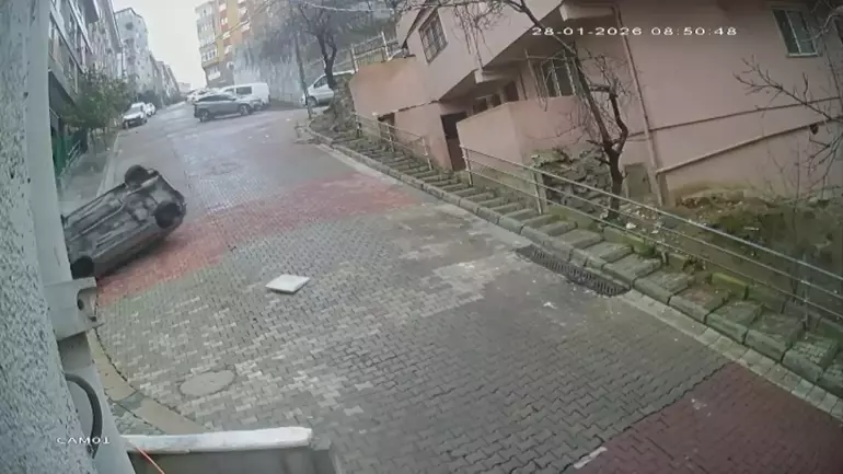 Kağıthane’de Otomobil Takla Attı: Kaza Anı Kameraya Yansıdı
