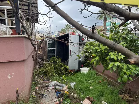 Kamyonetin iki araca çarpıp apartman bahçesine girdiği kaza kamerada: 5 yaralı