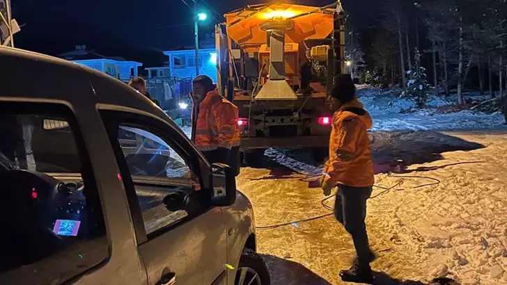 Kara Saplanan Aracı Belediye Ekipleri Kurtardı