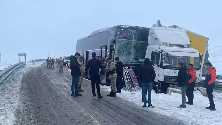KARS’TA YOLCU OTOBÜSÜ KAMYONA ÇARPTI: 9 YARALI